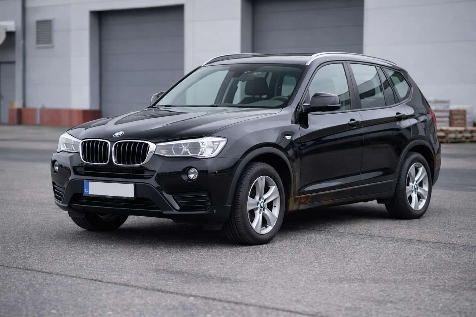 Schwarzer SUV auf einem Hof – Gebrauchtwagenankauf – Autoankauf Pulheim